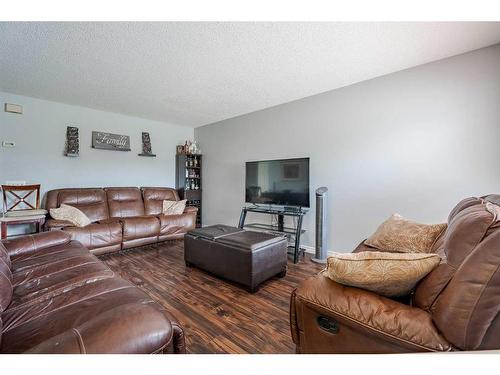 19-900 Allen Street Se, Airdrie, AB - Indoor Photo Showing Living Room