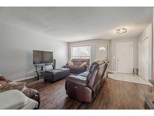 19-900 Allen Street Se, Airdrie, AB - Indoor Photo Showing Living Room