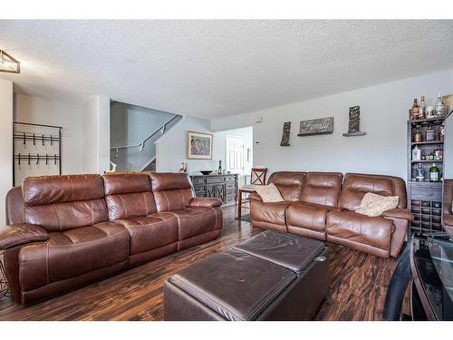 19-900 Allen Street Se, Airdrie, AB - Indoor Photo Showing Living Room