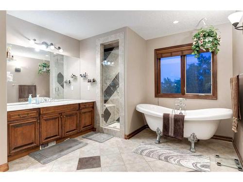 6 Rockcliff Landing Nw, Calgary, AB - Indoor Photo Showing Bathroom