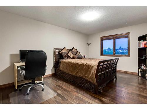 6 Rockcliff Landing Nw, Calgary, AB - Indoor Photo Showing Bedroom