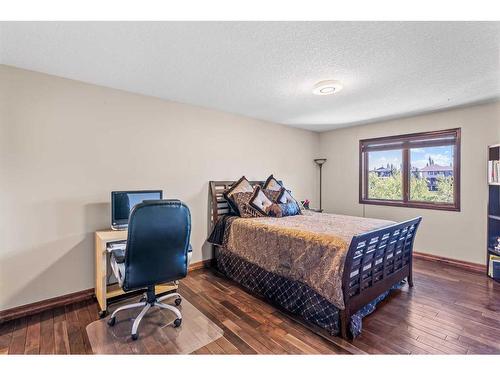 6 Rockcliff Landing Nw, Calgary, AB - Indoor Photo Showing Bedroom