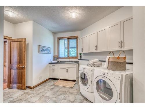 121 Croxford Estates Ne, Airdrie, AB - Indoor Photo Showing Laundry Room