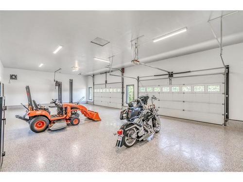 121 Croxford Estates Ne, Airdrie, AB - Indoor Photo Showing Garage