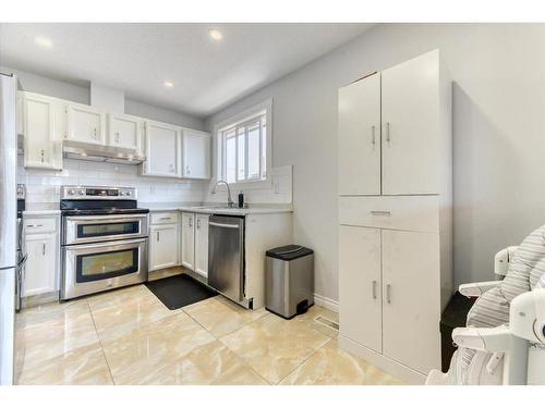 17 Doverville Way Se, Calgary, AB - Indoor Photo Showing Kitchen