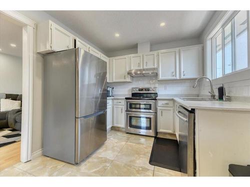 17 Doverville Way Se, Calgary, AB - Indoor Photo Showing Kitchen