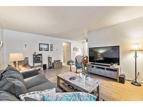 204-8231 Elbow Drive Sw, Calgary, AB - Indoor Photo Showing Living Room