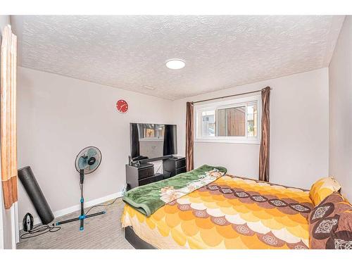 131 Castlebrook Rise Ne, Calgary, AB - Indoor Photo Showing Bedroom