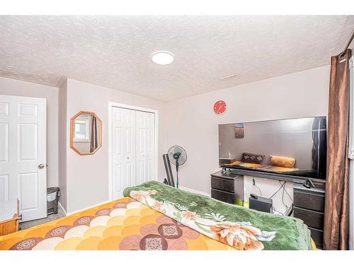 131 Castlebrook Rise Ne, Calgary, AB - Indoor Photo Showing Bedroom