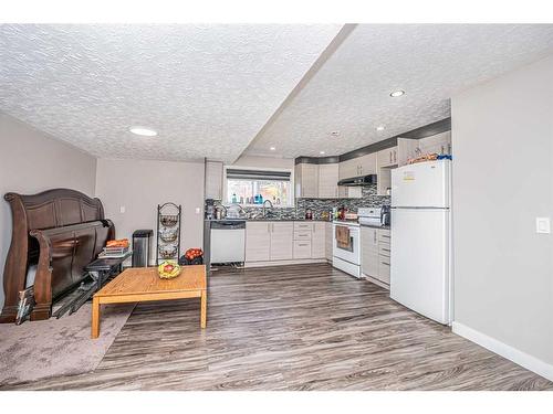 131 Castlebrook Rise Ne, Calgary, AB - Indoor Photo Showing Kitchen