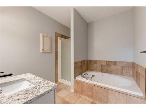 79 Discovery Ridge Park Sw, Calgary, AB - Indoor Photo Showing Bathroom