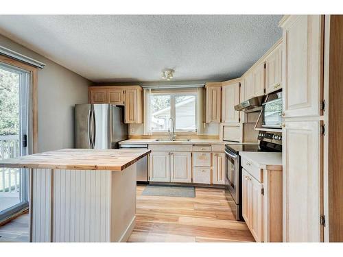 3248 Cedarille Drive Sw, Calgary, AB - Indoor Photo Showing Kitchen