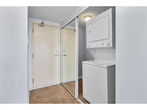 711-429 14 Street Nw, Calgary, AB - Indoor Photo Showing Laundry Room