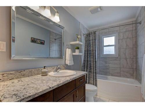 6618 18 Street Se, Calgary, AB - Indoor Photo Showing Bathroom