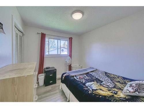 1356 Lake Michigan Crescent Se, Calgary, AB - Indoor Photo Showing Bedroom