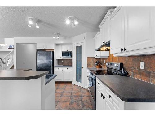 199 West Lakeview Circle, Chestermere, AB - Indoor Photo Showing Kitchen