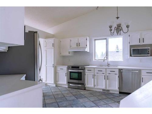 85 Shawinigan Drive Sw, Calgary, AB - Indoor Photo Showing Kitchen