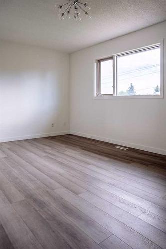 85 Shawinigan Drive Sw, Calgary, AB - Indoor Photo Showing Other Room