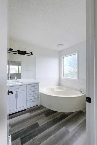 85 Shawinigan Drive Sw, Calgary, AB - Indoor Photo Showing Bathroom