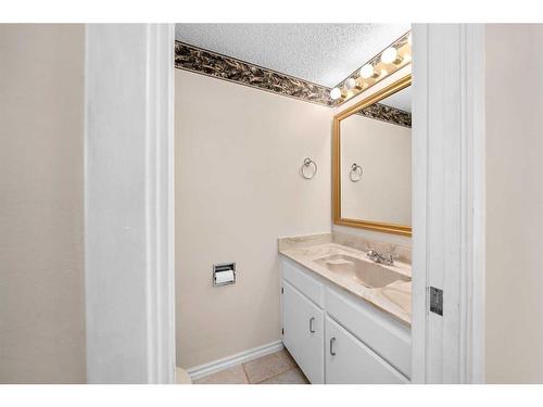 216 Ranchview Mews Nw, Calgary, AB - Indoor Photo Showing Bathroom