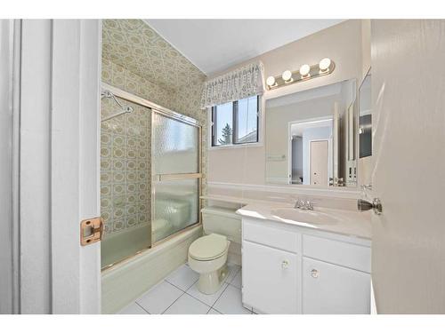 216 Ranchview Mews Nw, Calgary, AB - Indoor Photo Showing Bathroom