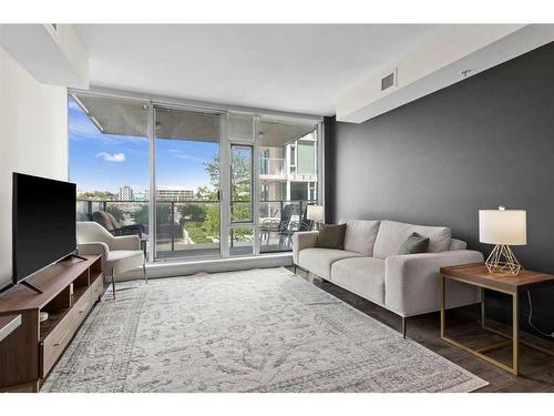 309-560 6 Avenue Se, Calgary, AB - Indoor Photo Showing Living Room