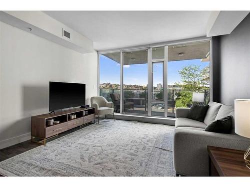 309-560 6 Avenue Se, Calgary, AB - Indoor Photo Showing Living Room