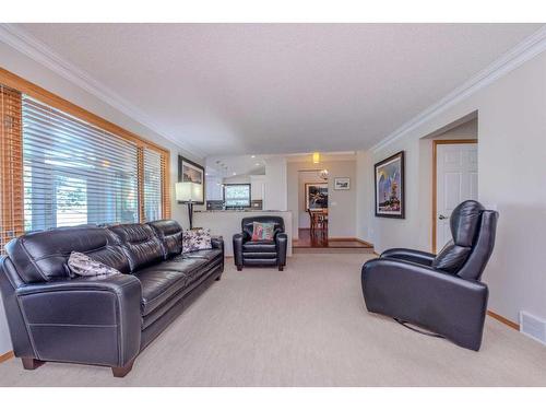 67 Hamptons Heath Nw, Calgary, AB - Indoor Photo Showing Living Room