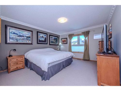 67 Hamptons Heath Nw, Calgary, AB - Indoor Photo Showing Bedroom