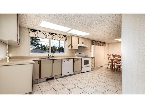 10208 Wapiti Drive Se, Calgary, AB - Indoor Photo Showing Kitchen