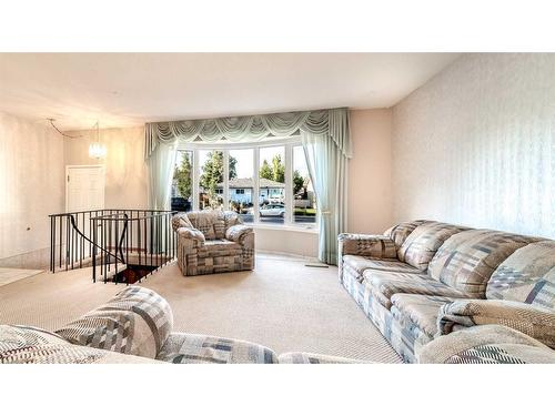 10208 Wapiti Drive Se, Calgary, AB - Indoor Photo Showing Living Room