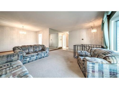 10208 Wapiti Drive Se, Calgary, AB - Indoor Photo Showing Living Room