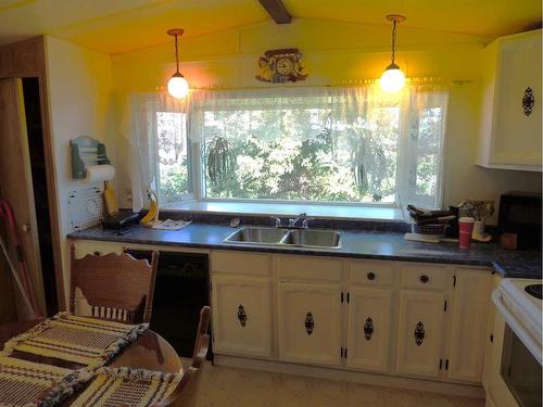 707 Highfield Drive, Carstairs, AB - Indoor Photo Showing Kitchen With Double Sink