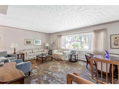 96 Chinook Drive Sw, Calgary, AB - Indoor Photo Showing Living Room