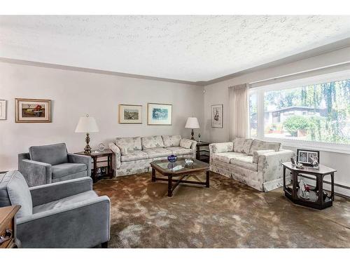 96 Chinook Drive Sw, Calgary, AB - Indoor Photo Showing Living Room