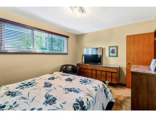 96 Chinook Drive Sw, Calgary, AB - Indoor Photo Showing Bedroom