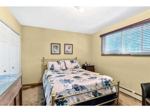 96 Chinook Drive Sw, Calgary, AB - Indoor Photo Showing Bedroom