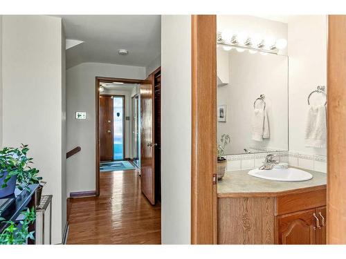 96 Chinook Drive Sw, Calgary, AB - Indoor Photo Showing Bathroom