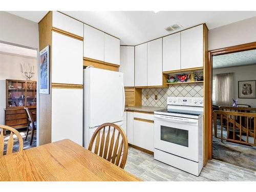 96 Chinook Drive Sw, Calgary, AB - Indoor Photo Showing Kitchen