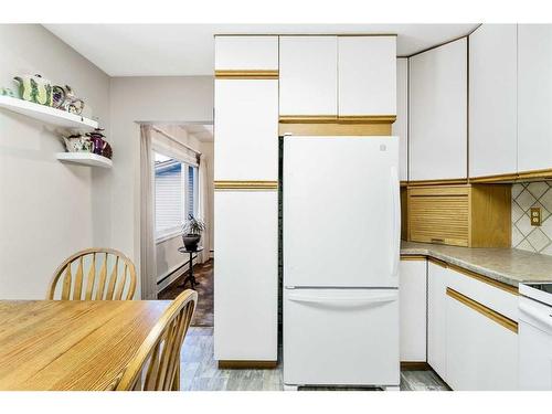 96 Chinook Drive Sw, Calgary, AB - Indoor Photo Showing Kitchen