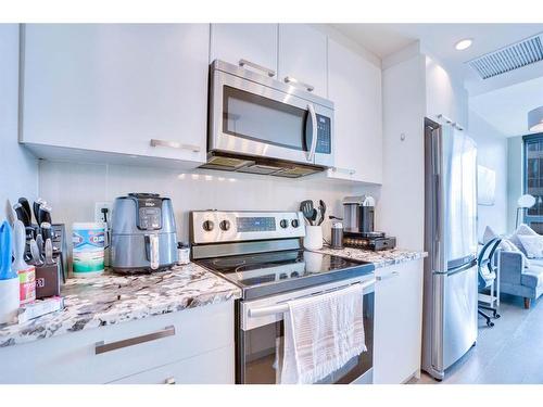 2107-225 11 Avenue Se, Calgary, AB - Indoor Photo Showing Kitchen