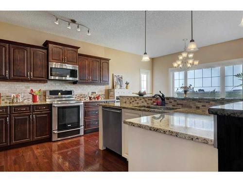 1602 Montrose Terrace Se, High River, AB - Indoor Photo Showing Kitchen With Upgraded Kitchen