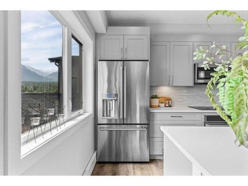 405-810 7Th Street, Canmore, AB - Indoor Photo Showing Kitchen