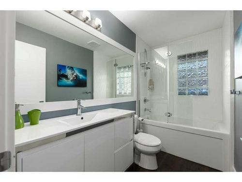 1108 Surrey Street Sw, Calgary, AB - Indoor Photo Showing Bathroom