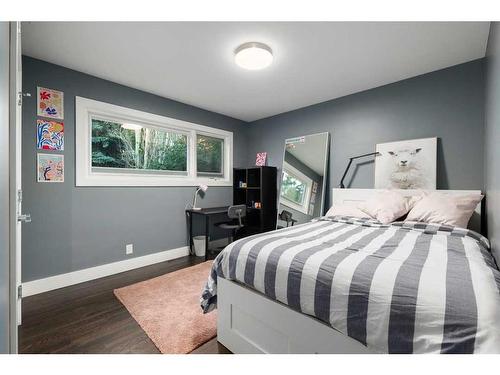 1108 Surrey Street Sw, Calgary, AB - Indoor Photo Showing Bedroom