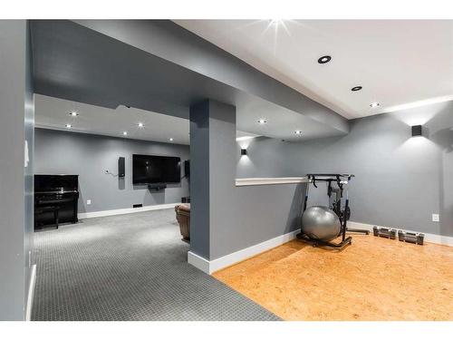 1108 Surrey Street Sw, Calgary, AB - Indoor Photo Showing Bathroom