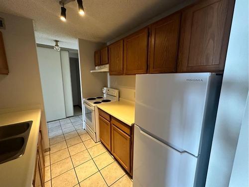 1603-924 14 Avenue Sw, Calgary, AB - Indoor Photo Showing Kitchen With Double Sink