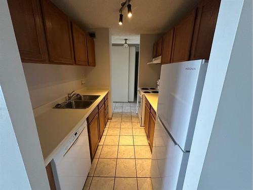 1603-924 14 Avenue Sw, Calgary, AB - Indoor Photo Showing Kitchen With Double Sink