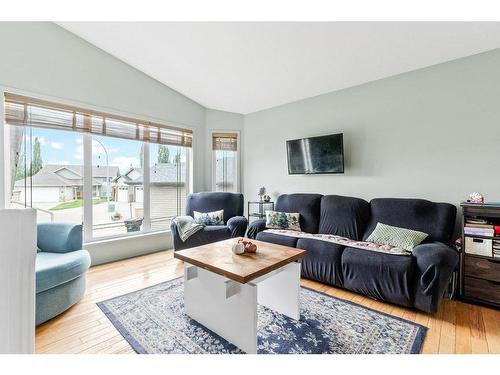 108 Willow Green, Olds, AB - Indoor Photo Showing Living Room