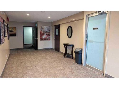 312-1712 38 Street Se, Calgary, AB - Indoor Photo Showing Other Room